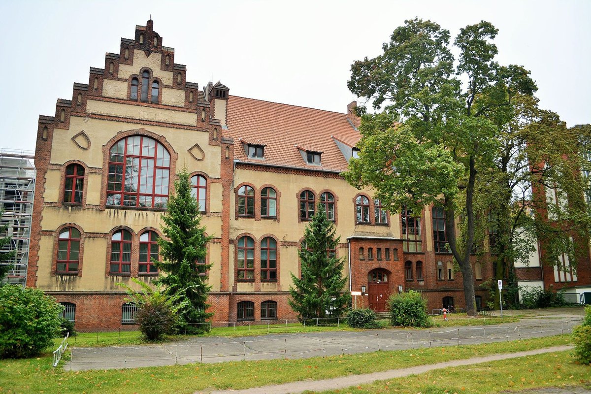 Humboldt-Universität zu Berlin - Denkmalgeschütztes Gebäude des Instituts für Tieranatomie auf dem Campus Nord der Humboldt-Universität, Luisenstraße 56,Berlin. Erbaut 1899-1902 von Otto Pötsch.