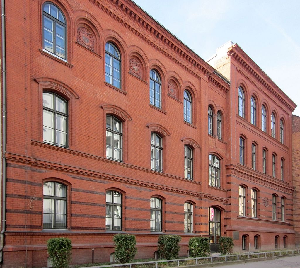 Humboldt-Universität zu Berlin - Fassade des ehemaligen Luisen-Lyzeums in der Ziegelstraße 12 in Berlin-Mitte. Die Schule 1873 nach einem Entwurf von Hermann Blankenstein erbaut und 1894-1895 erweitert.